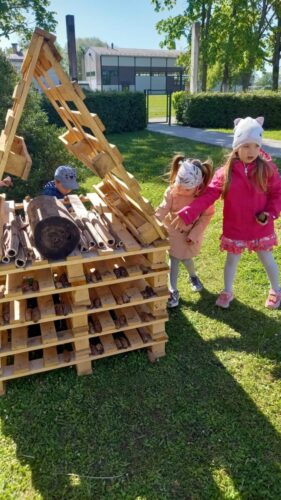 "Mazie Rūķīši" iekārto Kukaiņu māju