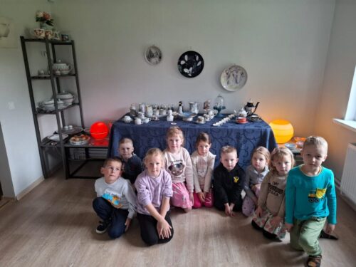 “Lielie Rūķīši” aplūko porcelāna trauku izstādi