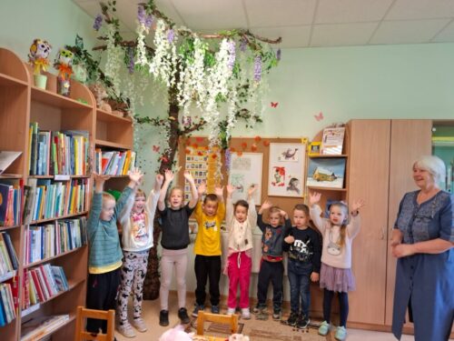 ,,Lielie Rūķīši" ciemojās Sīļukalna bibliotēkā