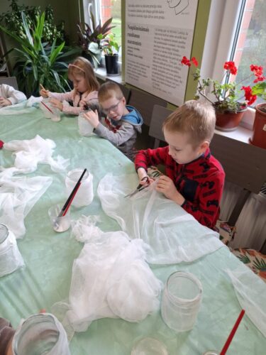 "Lielie rūķīši" apmeklē Ksenijas Sinkovskajas tekstilmākslas izstādi "Veļu laiks"