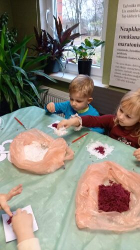 "Mazie Rūķīši" gatavo Latvijas valsts svētku rotājumus