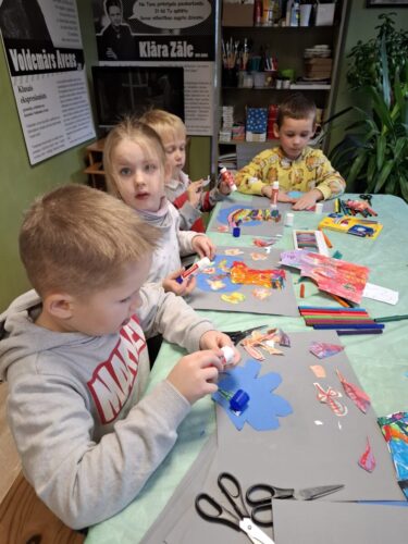 "Lielie rūķīši" darbojas mākslinieciskajā darbnīcā