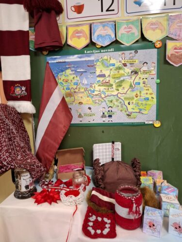 "Lielie rūķīši" gatavoja dekorus Latvijas svētkiem