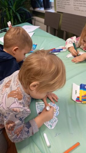 "Mazie rūķīši" gatavo enģelīšu rotājumus