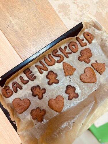 Skolēnu padomes jaunieši piedalījās piparkūku cepšanas darbnīcā