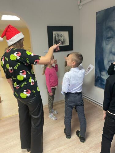 1. klasei notika ziepju gatavošanas darbnīca Vecāku nedēļas ietvaros