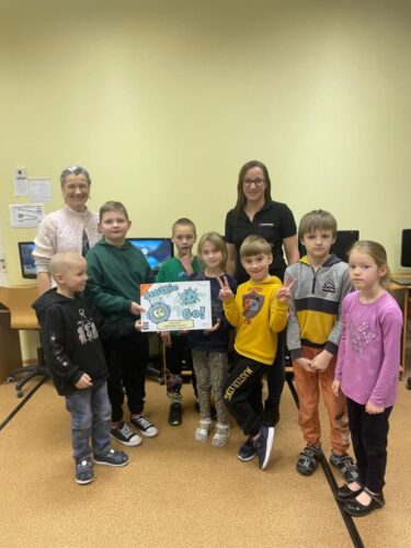 1. klases skolēni darbojas ar programmēšanas spēli "ScottieGo"