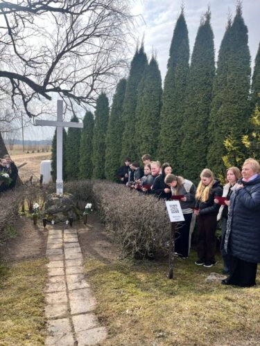 Galēnu pamatskolas skolēni piedalās Komunistiskā genocīda upuru piemiņas dienai veltītos pasākumos