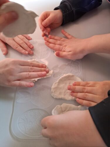 "Lielie rūķīši" veido dekorus Lieldienām un apmeklē izstādi R. Mūka muzejā