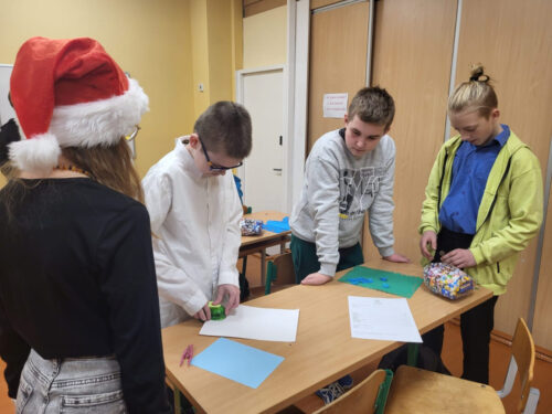 Ziemassvētku atklātņu meistardarbnīca 6. klasē