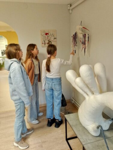 5., 6. un 9.klases skolēni apmeklē tekstilmākslinieces Ksenijas Šinkovskajas telpisko filcējumu izstādi “Veļu laiks"