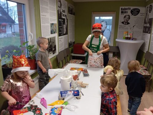 "Mazie Rūķīši" kopā ar vecākiem gatavo piparkūkas