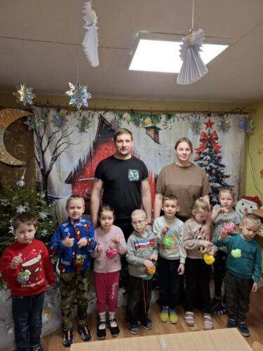 Vecāku nedēļas ietvaros "Lielie Rūķīši" veido eglīšu rotājumus