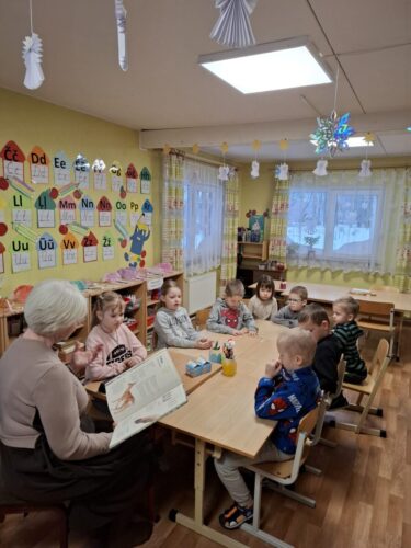 Pirmsskolas grupiņā "Lielie rūķīši" ciemojās Sīļukalna bibliotēkas bibliotekāre Maruta Beča