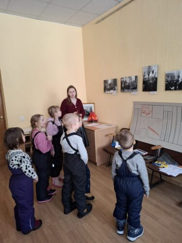 Lielie Rūķīši aplūko barikāžu foto izstādi