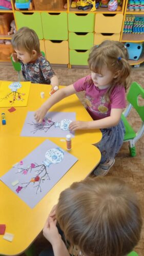 "Mazie Rūķīši" piedalās Sakuras zaru rotāšanas darbnīcā