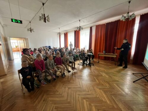 Galēnu pamatskolā viesojās VUGD Preiļu daļas komandieris