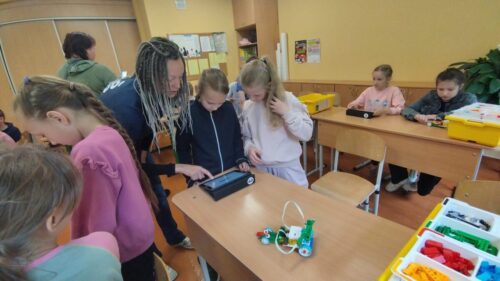 3. klases skolēni konstrtuē programmvadāmu robotu "Formulu"